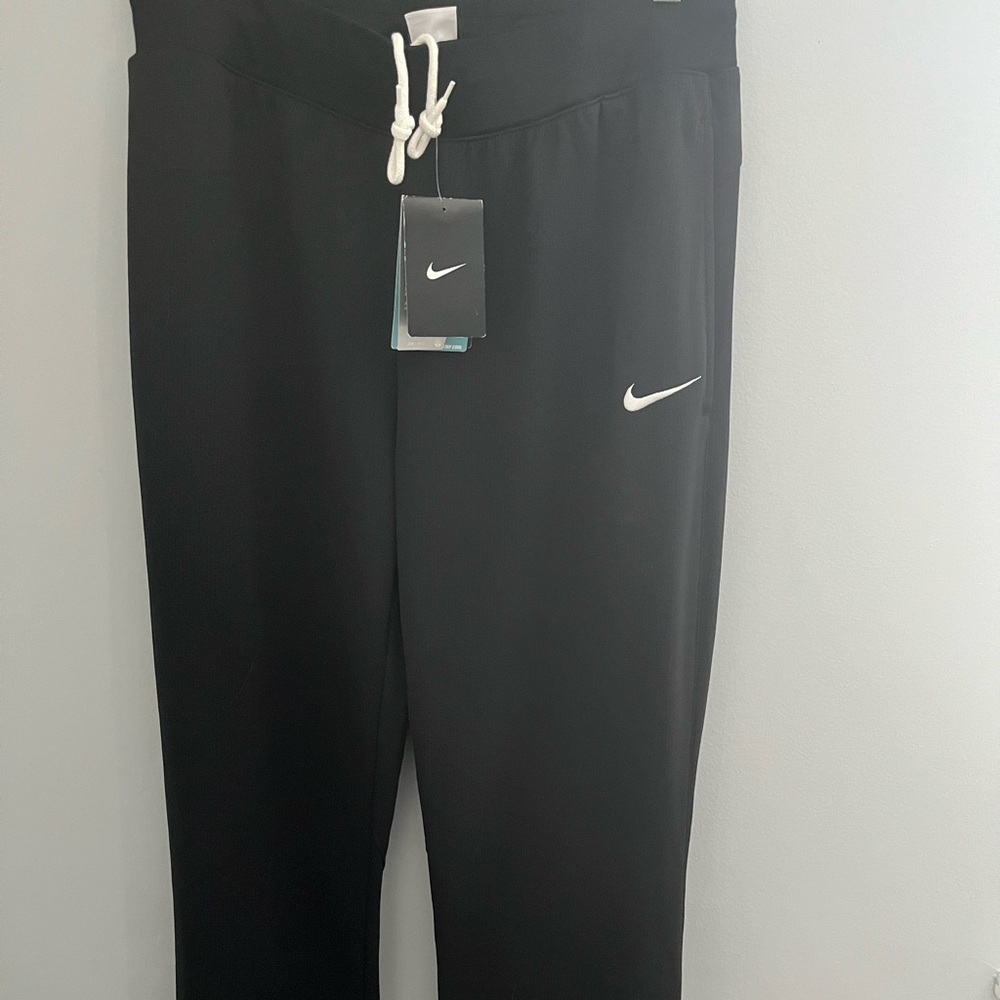 Nike NWT black women’s road-trip pull on track pants